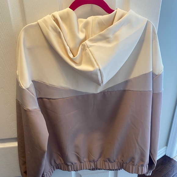 Beautiful hoodie top - Picture 3 of 3